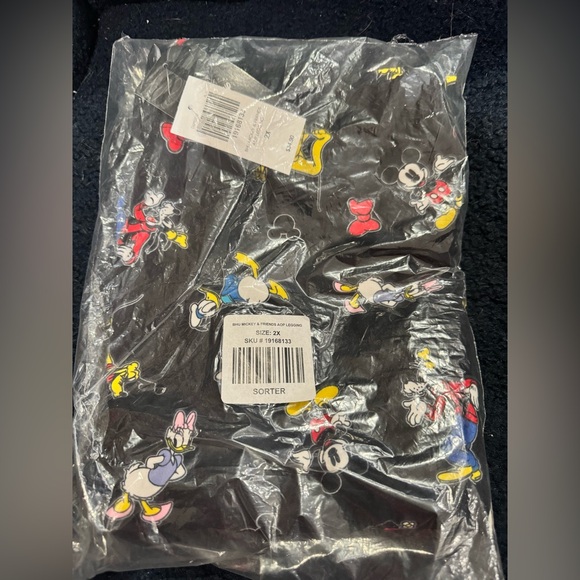 NWT Her Universe Disney Mickey And Friends AOP leggings 2x/5X - Picture 3 of 14